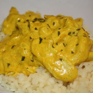 Plato De Pollo Al Curry Con Arroz