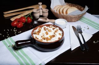 Mamaliguta cu branza, jumari si smantana