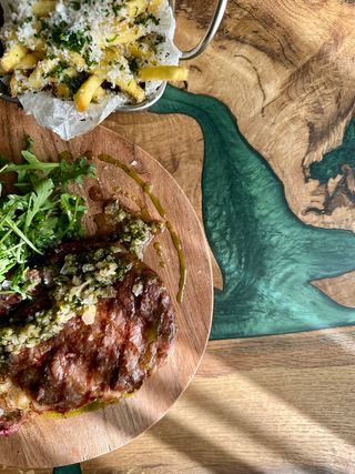 Antricot de vita la plita cu sos chimchurri si cartofi prajiti