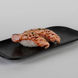 Nigiri de salmón flameado (2 uds.)
