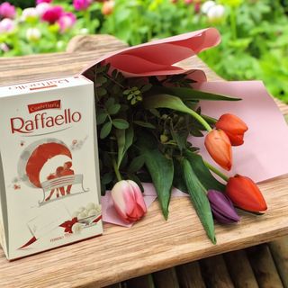 Buchet 5 Lalele si Raffaello 80g