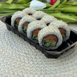 Каліфорнія з лососем у кунжуті