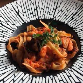 Фетучини с морепродуктами в томатном соусе