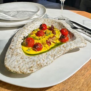 Морський окунь в обіймах соусу чеддер та томатами (220г)