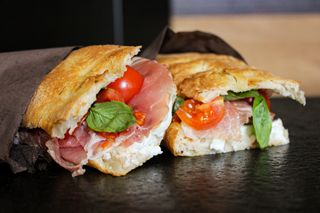 Crudo, stracciatella, pomodorino, basilico - media