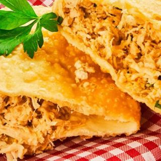 Pastel de Frango com Queijo