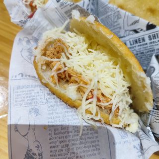 Arepa pollo mechado queso amarillo 