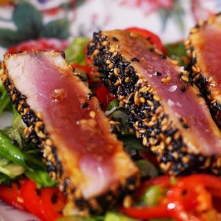 Tonno tataki con salsa di peperoni friggitelli e rapa rossa