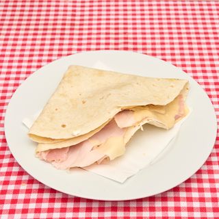 Piadina con cotto, fontina e salsa tonnata