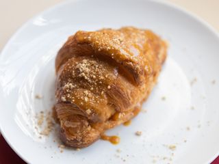 Круасан з грушею та карамеллю (110г)