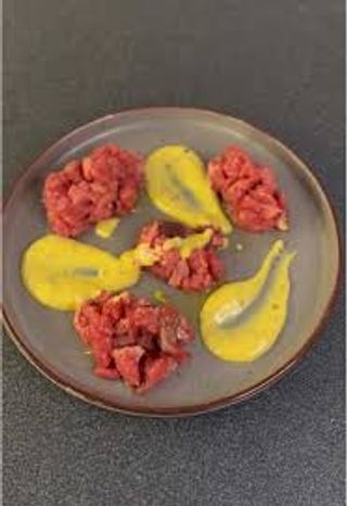 Battuta di vacca locale, cipolla caramellata e maionese agli agrumi