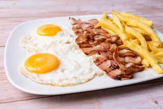 2 Huevos Con Patatas Y Bacon