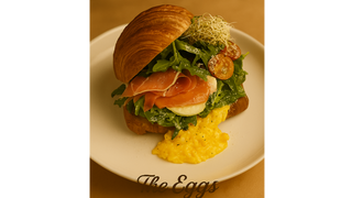 Śniadanie croissant z łososiem