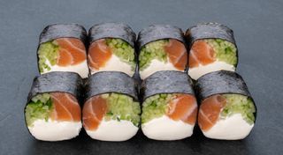 Рол без рису з лососем та сиром філадельфія