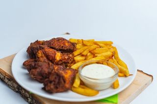 Aripioare hot wings cu cartofi wedges/prajiti si sos 