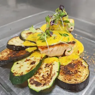 Salmón con cítricos y espaguetis de calabacín al wok