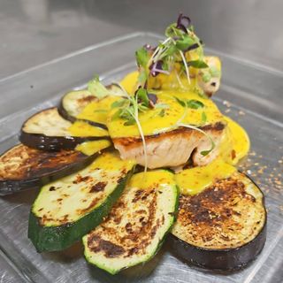 Salmón con cítricos y espaguetis de calabacín al wok