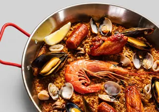 Paella mixta de mariscos y carnes para 2 personas