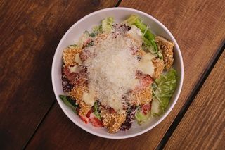 Цезар з хрусткою куркою та беконом (300г)