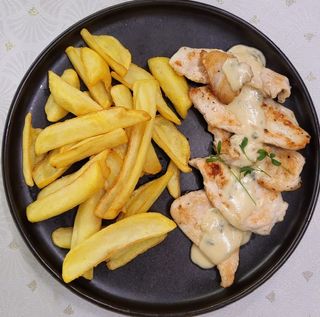 Piept de pui cu sos gorgonzola și cartofi prăjiți