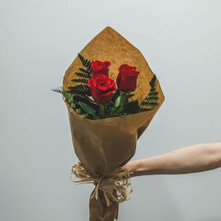 3 rosas rojas