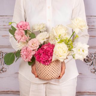 Aranjament cu lisianthus si hortensie roz