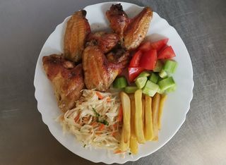 Пилешки крилца на фурна с гарнитура (300г)