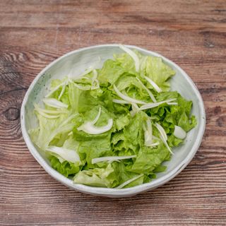 Ensalada De Batavia Y Cebolleta Fresca