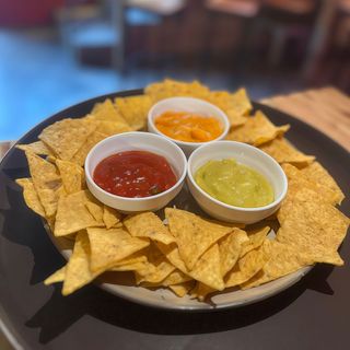Nachos Con Salsas (Para 2 personas)
