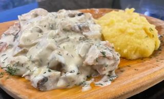 Meniu piept de pui cu smântâna, ciuperci și mămăliguța