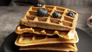 Waffle con marmellata ai frutti di bosco