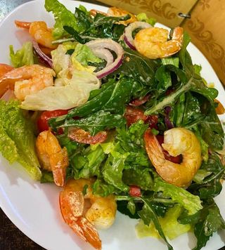 Микс салат с креветками