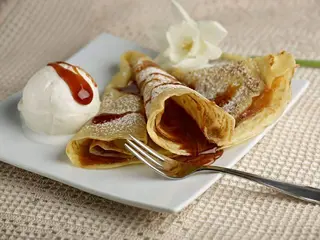Crêpe con miele di acacia e castagno della Val Pellice e panna fresca