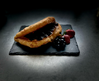 Scoverga cu unt de arahide si dulceata