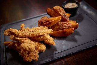 Degețele de pui cu cartofi wedges