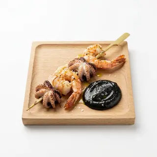 Pincho De Pulpitos Y Gambón Con Alioli Negro