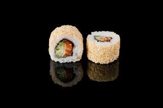 Рол Каліфорнія в кунжуті з лососем