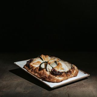 Pinsa, scamorza, zucchine, melanzane, radicchio