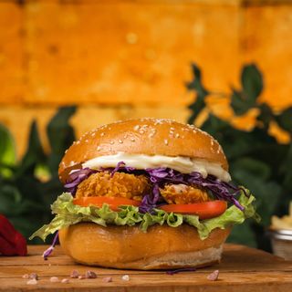 Бургер с хрупкаво пилешко и картофи