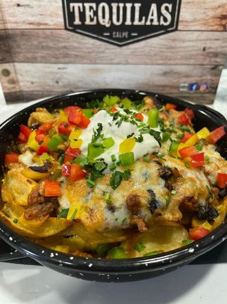 Patatas Fritas Con Queso Gratinado Y Chilli