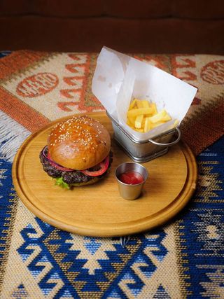 Двойной чизбургер Ассорти с фри 