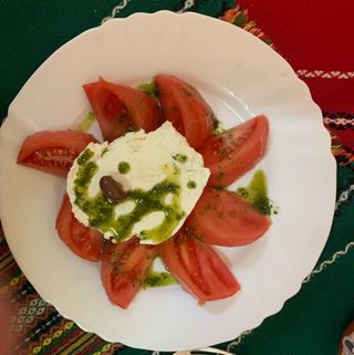 29.Салата Белени домати с прясно сирене (300г)