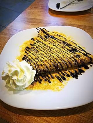 Slatka palačinka sa kremom, plazmom i bananom