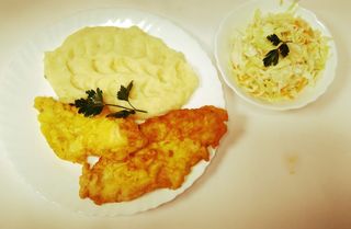 Snitel de pui, piure de cartofi, salata varza