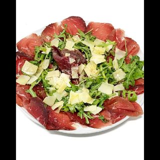 Carpaccio di manzo, rucola e petali di tartufo nero