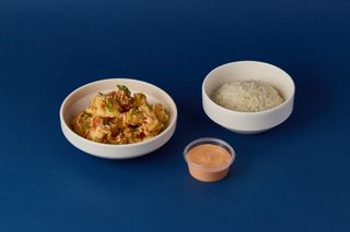 Креветки в соусе Динамит с гарниром