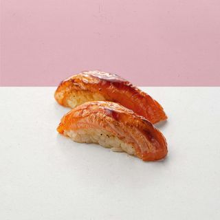 56a. Nigiris de salmón braseado (2 uds.)