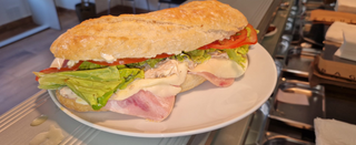 Bocadillo de bonito encebollado y alegrías