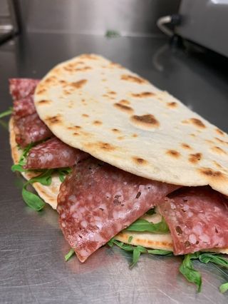 Salame Milano, rucola, squacquerone e maionese