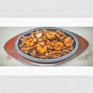 Porco com gambas na chapa